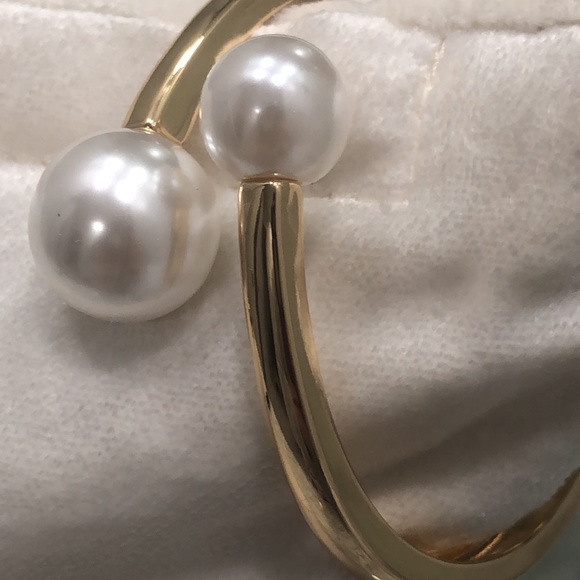🎉Host Pick!🎉NEW! Faux pearl and gold twist accent bracelet - Picture 8 of 9